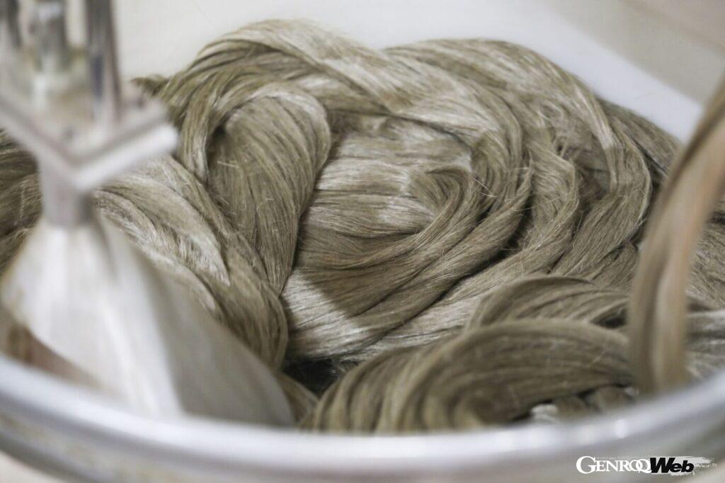 亜麻は収穫・乾燥後、繊維をほぐして糸状に加工される。紡績工場で織物となった後、アルピーヌに送られる。