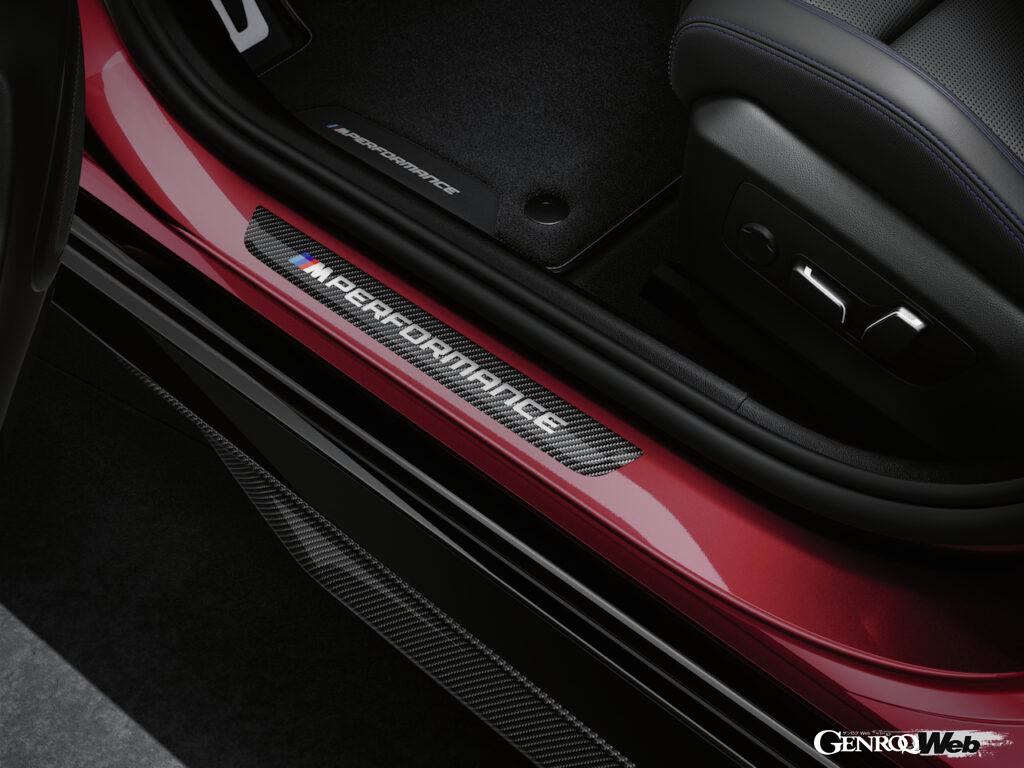 「Mパフォーマンス・カーボン・ドアシル・プレート」は「BMW」ロゴ、「M ロゴ、「M PERFOMANCE」の3種類をラインアップする。