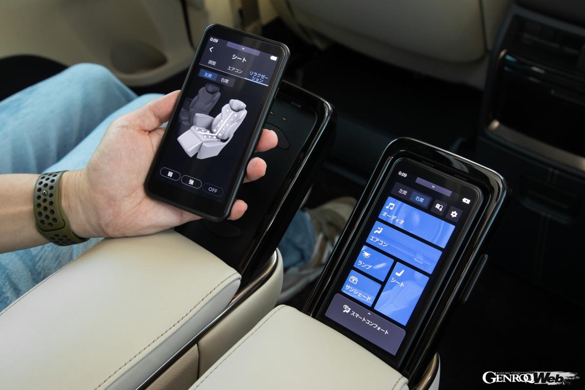 セカンドシートにはまるでiPhoneのような5.5インチの脱着式リヤマルチオペレーションパネルが標準装備される。空調やオーディオ、サンシェード、シート機能を手元で簡単に操作できる。