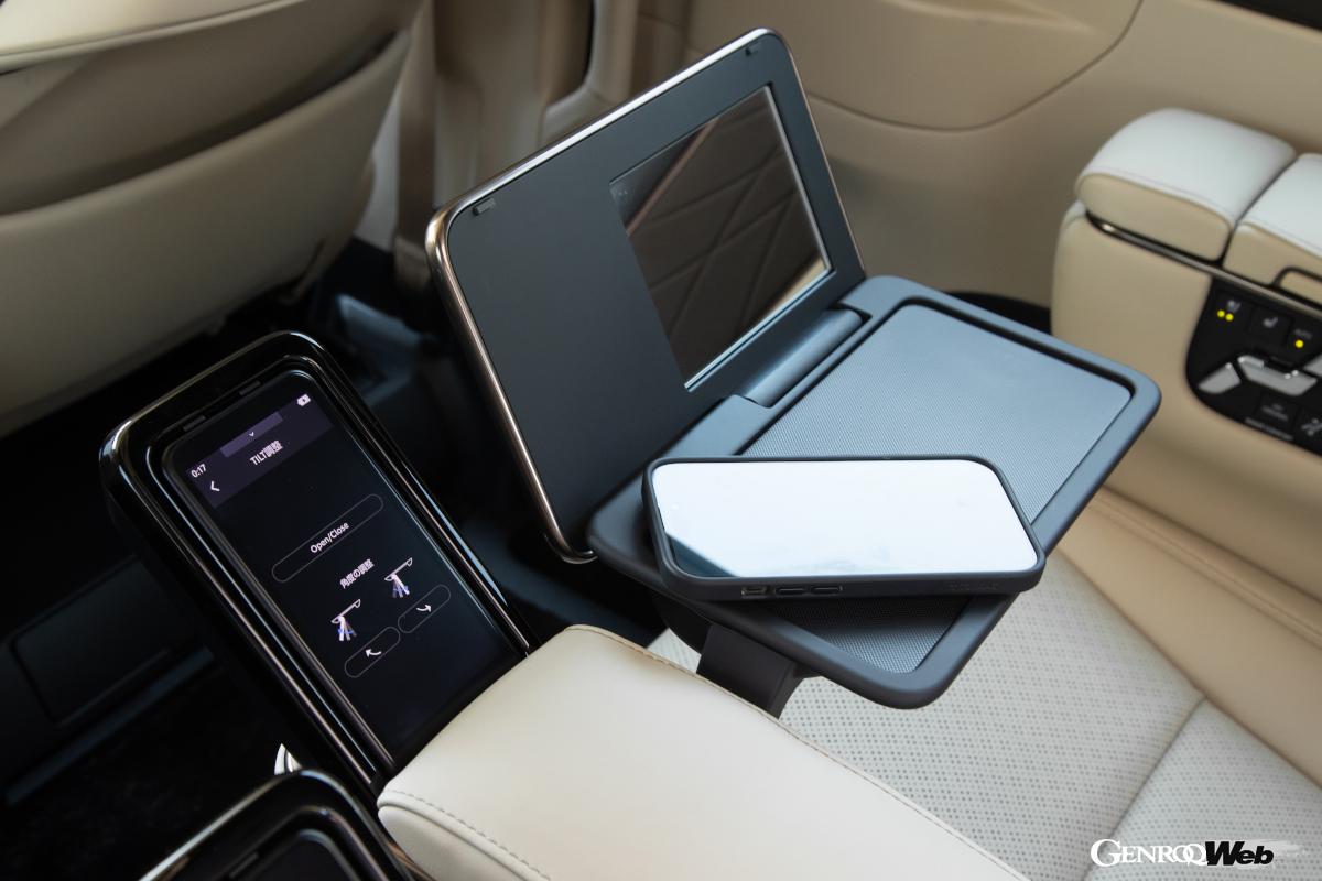 セカンドシートにはまるでiPhoneのような5.5インチの脱着式リヤマルチオペレーションパネルが標準装備される。空調やオーディオ、サンシェード、シート機能を手元で簡単に操作できる。
