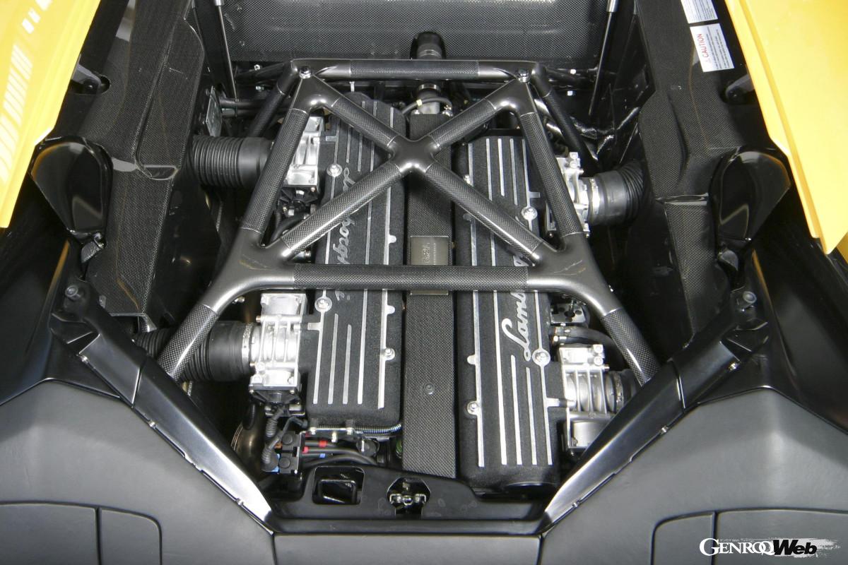 ムルシエラゴのミッドに搭載されたのは6.2リッターV12。580PSで駆動方式はAWDが採用された。