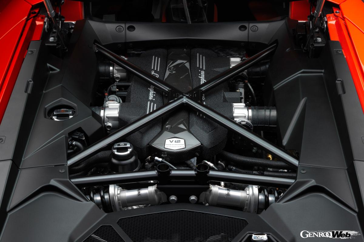 アヴェンタドールの6.5リッターV12エンジン。エンジンの前に配置されるトランスミッションは7速。2ペダルだがシングルクラッチなので変速は少しタイムラグがある。