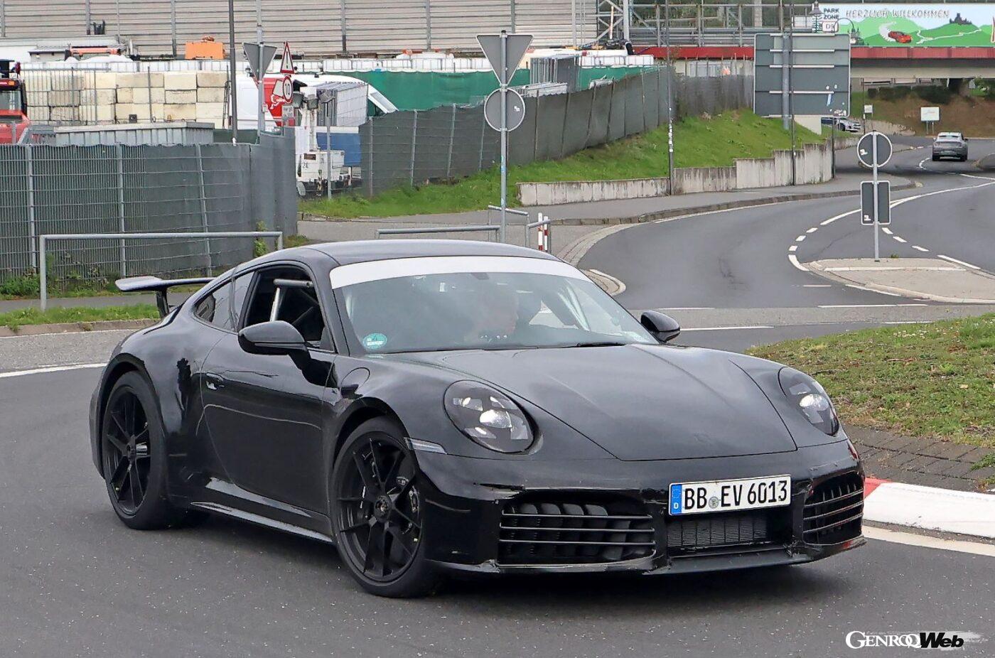 911 GTSのフェイスリフトと思われるテスト車両がニュルブルクリンク周辺で走行している姿を捉えた。