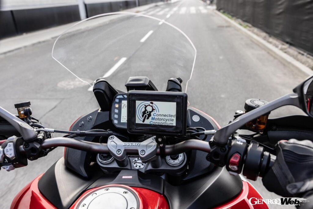 「「バイクと車両の事故を未然に防ぐ」ランボルギーニがバイクメーカーと進める安全システム実験【動画】」の6枚目の画像