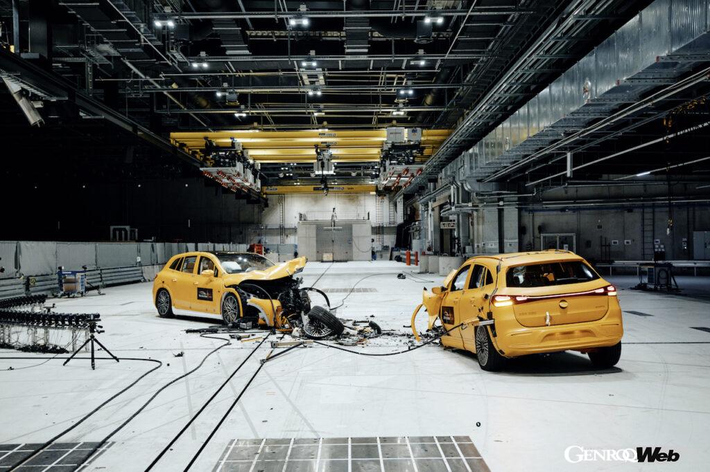 ドイツ・ジンデルフィンゲンのメルセデス・ベンツ・グループ車両安全技術センターで行われた、「EQA」と「EQS SUV」による前面オフセット衝突実験。