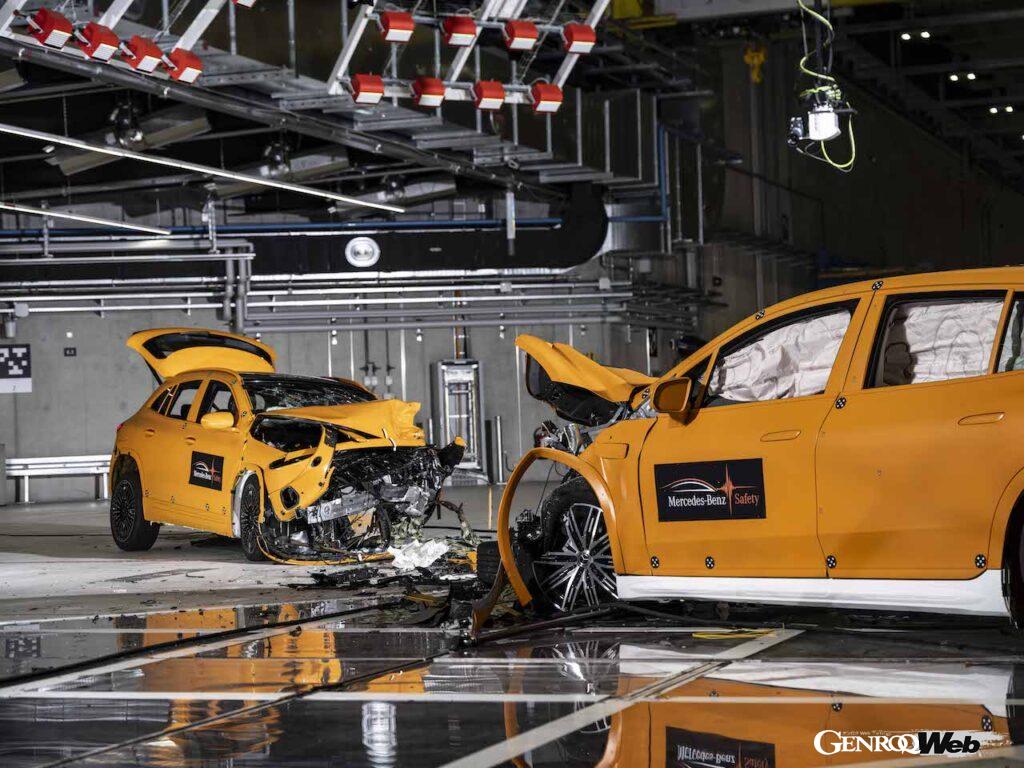 ドイツ・ジンデルフィンゲンのメルセデス・ベンツ・グループ車両安全技術センターで行われた、「EQA」と「EQS SUV」による前面オフセット衝突実験。