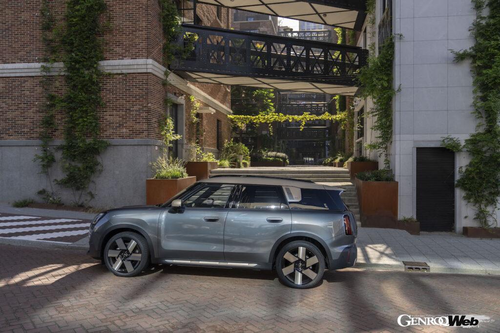 「新世代フル電動MINIクロスオーバーの頂点「MINI カントリーマン SE ALL4」は十分な航続距離と室内空間が自慢【動画】」の10枚目の画像