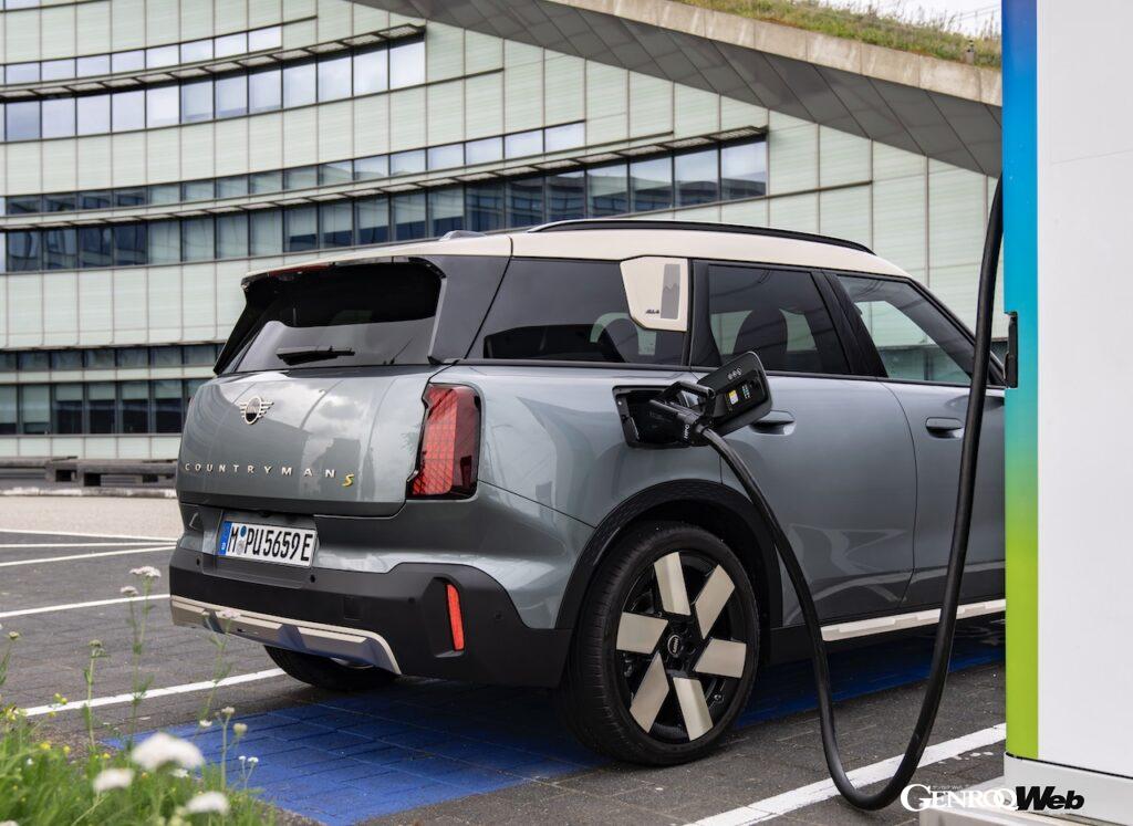 「新世代フル電動MINIクロスオーバーの頂点「MINI カントリーマン SE ALL4」は十分な航続距離と室内空間が自慢【動画】」の15枚目の画像