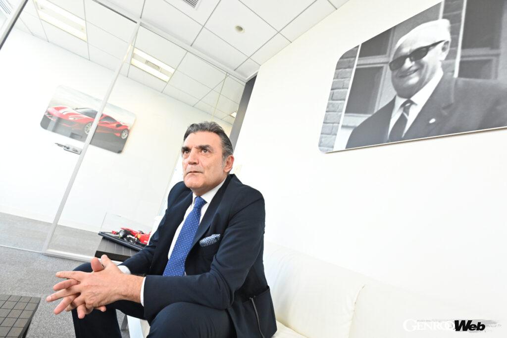 今回のインタビューは壁には創業者のエンツォ・フェラーリの写真がかかるフェラーリ・ジャパンの社長室で行われた。