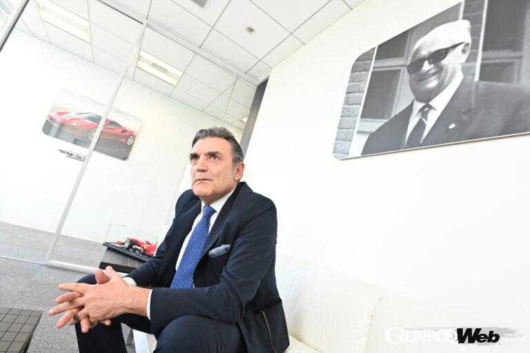今回のインタビューは壁には創業者のエンツォ・フェラーリの写真がかかるフェラーリ・ジャパンの社長室で行われた。