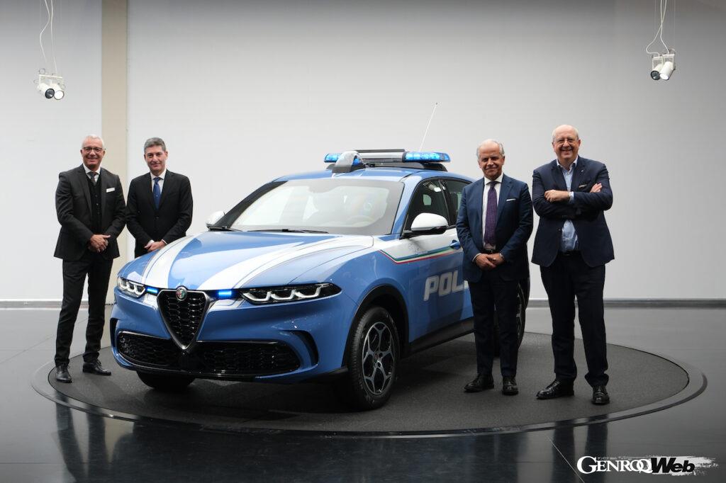 最新の国家警察用車両「トナーレ」の引き渡し式に参加した、マッテオ・ピアンテドージ内務大臣、ヴィットリオ・ピサーニ国家警察長官、アルファロメオのジャン・フィリップ・インパラートCEO、ステランティス・イタリアのマネージングディレクター、サント・フィシーリ。