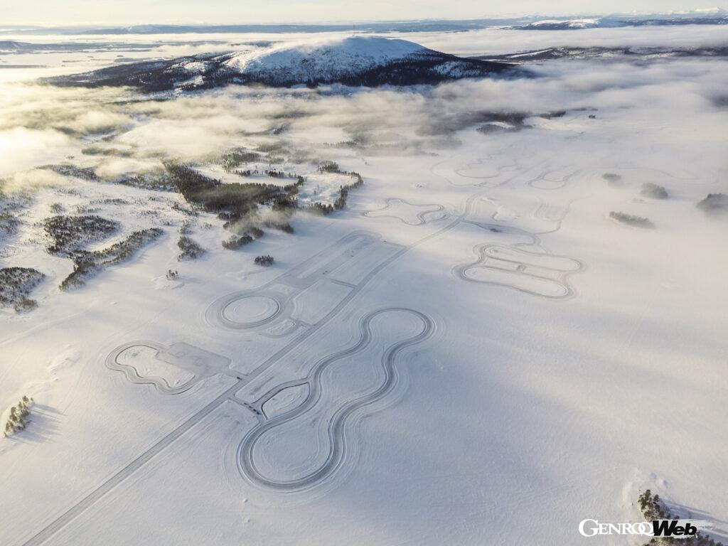 スウェーデンのアリエプローグの凍結したガルチスヤウレ湖に、様々なハンドリング・コースを設置。今回、ニュルブルクリンク・ノルドシュライフェのコースレイアウトが導入された特設エリアも登場する。