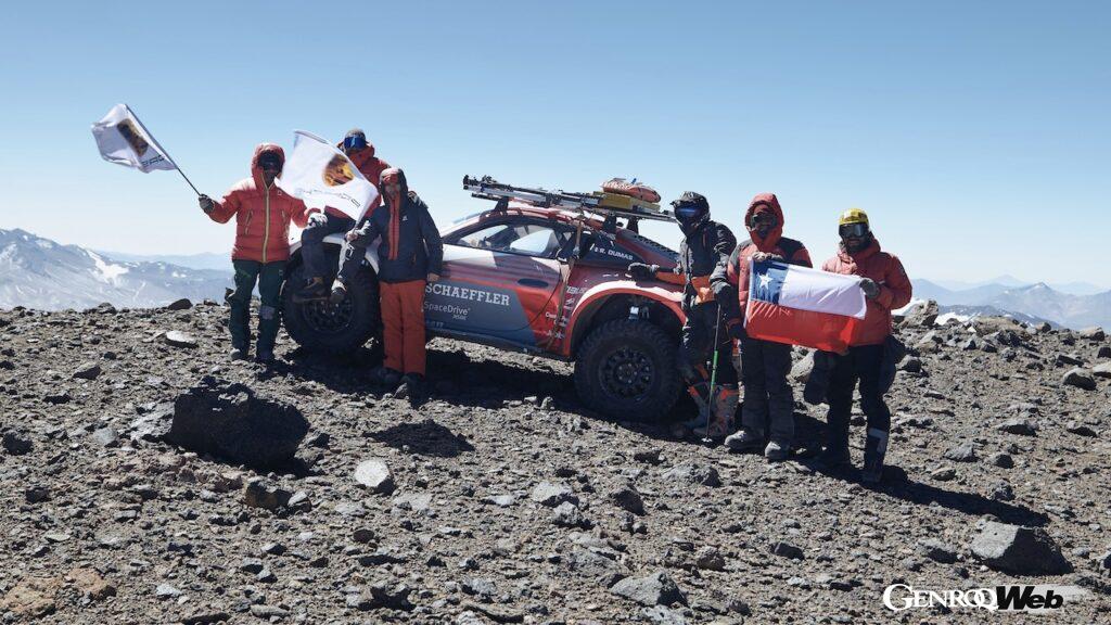 チリのオホス・デル・サラード火山の西側の尾根の最高点、海抜6734mにポルシェ 911が到達した。