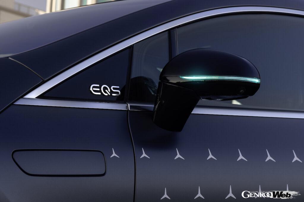 「ターコイズブルー」の自動運転用マーカーライトが搭載された、メルセデス・ベンツ EQS。