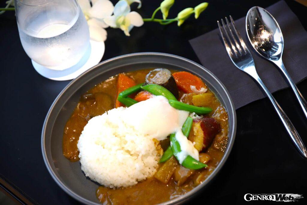 PEC東京の「956カフェ」で提供される、木更津産の有機米を使った「ベジタブルカレー」。ゴロっと食べ応えのある野菜に豆腐がアレンジされているヘルシーなオリジナルカレーとなる。