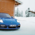 「911で雪上トレーニング「ポルシェ・アイス・エクスペリエンス」にレーサーのカタリーナ・キヴァロヴァが挑戦」の1枚目の画像ギャラリーへのリンク