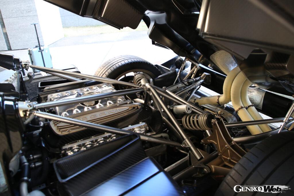 「最新ハイパーカー「パガーニ ウトピア」が日本上陸「AMG製6.0リッターV12ツインターボに7速MTの組み合わせ」」の7枚目の画像