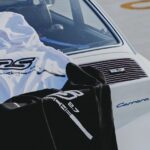 「お年玉で買いたい「ポルシェ 911カレラ RS 2.7」デビュー50周年記念ウェアは日本限定1000着」の3枚目の画像ギャラリーへのリンク