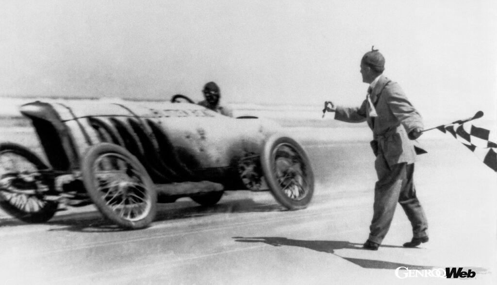 1911年4月23日、デイトナビーチで行われたタイムアタックにおいて、ベンツ200hpは228.1km/hの世界速度記録を樹立。これは当時の航空機をも凌駕するスピードだった。
