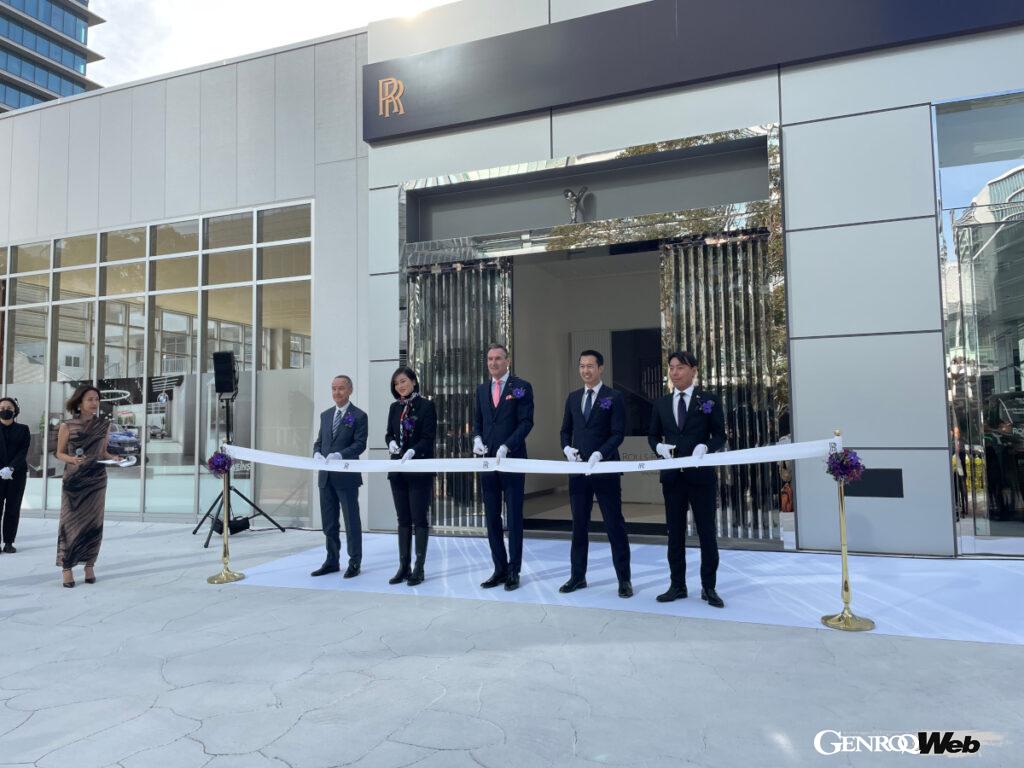 「ロールス・ロイスの新CIを取り入れたディーラーが横浜にオープン「世界限定62台のブラックバッジ カリナン ブルー・シャドー」も展示」の1枚目の画像