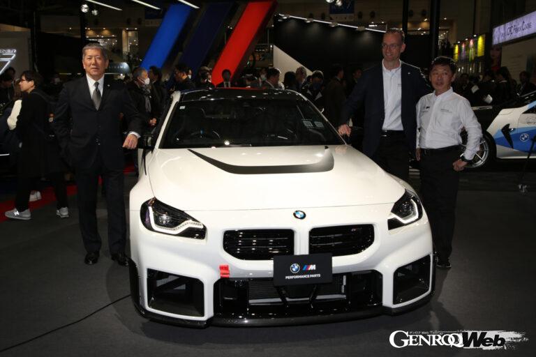 左から長谷川正敏BMWジャパン代表取締役、カスタマーサポート本部長のニールス・シュルンツェン氏、カスタマーサポート・ディビジョン・ビジネス・ディベロップメント・シニア・マネジャー巻波浩之氏。