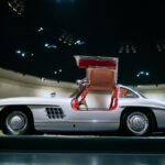 「「メルセデス・ベンツ 300 SL クーペ」が起こしたセンセーションとは？「史上初のガルウィングドア採用市販車」」の1枚目の画像ギャラリーへのリンク