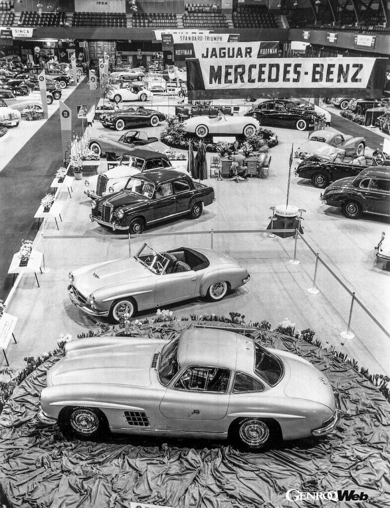 メルセデス・ベンツ 300 SLは、1954年のニューヨーク国際オートショーにおいて、190 SLと共に初公開された。