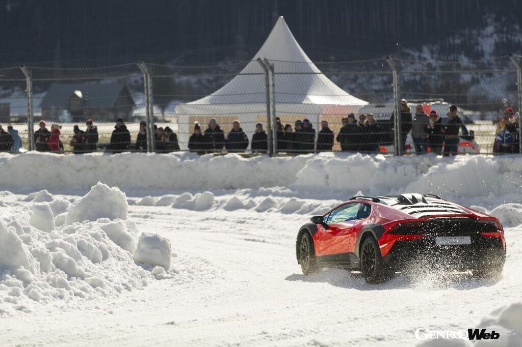 「全天候スーパースポーツ「ランボルギーニ ウラカン ステラート」が氷上サーキットで走行性能アピール」の1枚目の画像