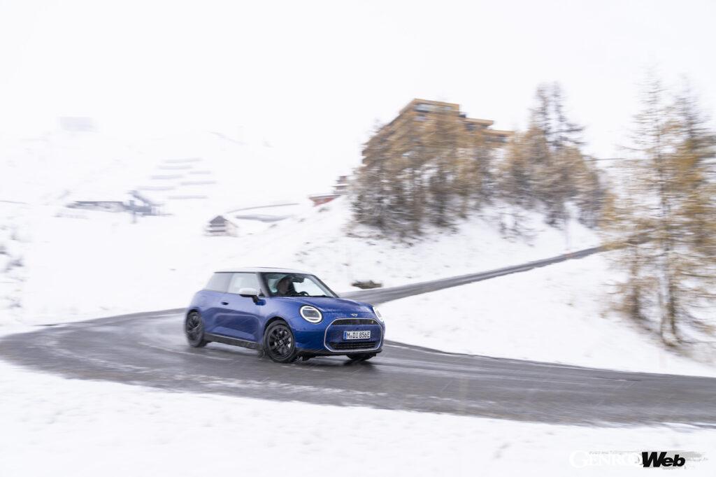 「フル電動「MINI クーパー SE」が雪上でも走行性能を発揮する理由は「フロア下のバッテリーが生む低重心」」の2枚目の画像