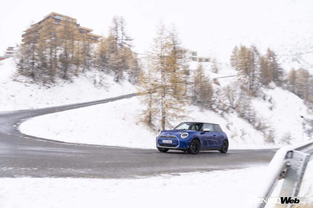 「フル電動「MINI クーパー SE」が雪上でも走行性能を発揮する理由は「フロア下のバッテリーが生む低重心」」の3枚目の画像