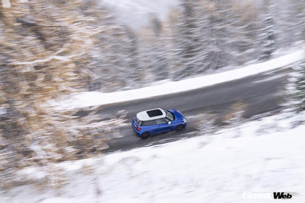 「フル電動「MINI クーパー SE」が雪上でも走行性能を発揮する理由は「フロア下のバッテリーが生む低重心」」の5枚目の画像