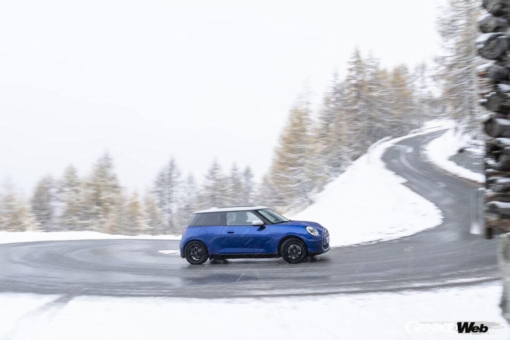 「フル電動「MINI クーパー SE」が雪上でも走行性能を発揮する理由は「フロア下のバッテリーが生む低重心」」の7枚目の画像