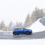 「フル電動「MINI クーパー SE」が雪上でも走行性能を発揮する理由は「フロア下のバッテリーが生む低重心」」の7枚目の画像ギャラリーへのリンク
