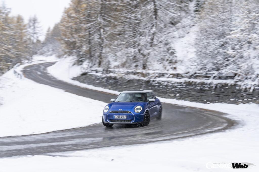「フル電動「MINI クーパー SE」が雪上でも走行性能を発揮する理由は「フロア下のバッテリーが生む低重心」」の8枚目の画像