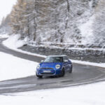「フル電動「MINI クーパー SE」が雪上でも走行性能を発揮する理由は「フロア下のバッテリーが生む低重心」」の8枚目の画像ギャラリーへのリンク