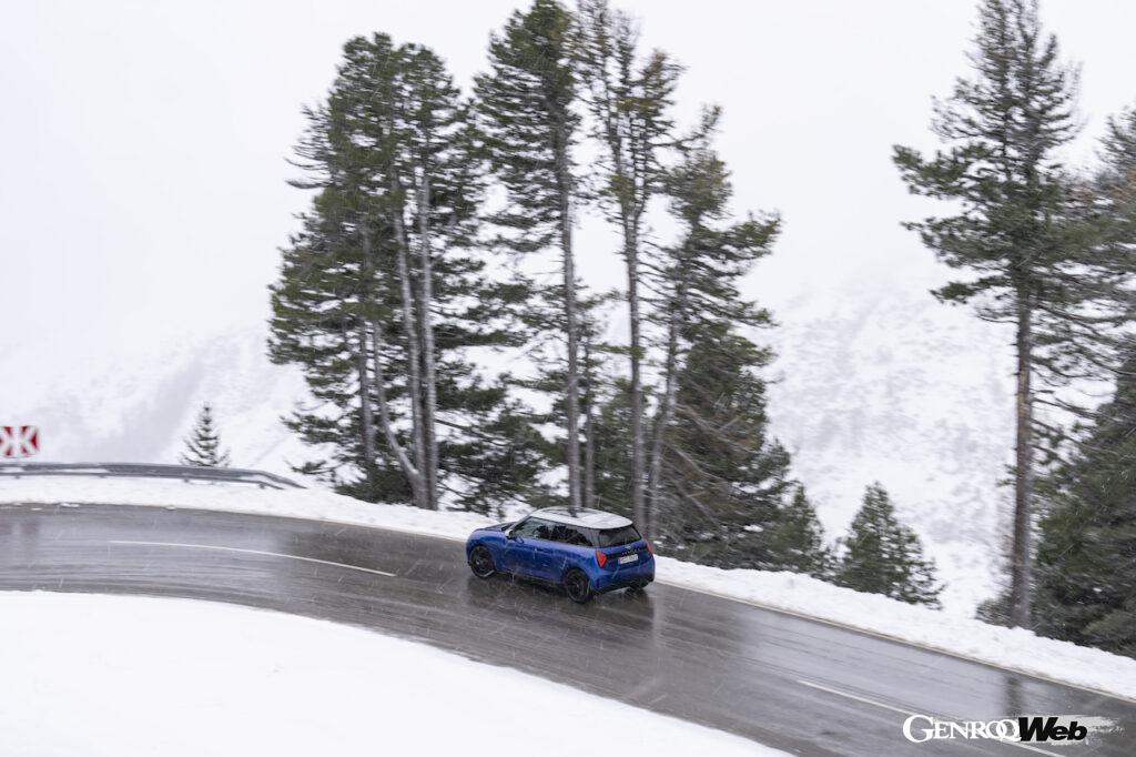 「フル電動「MINI クーパー SE」が雪上でも走行性能を発揮する理由は「フロア下のバッテリーが生む低重心」」の9枚目の画像