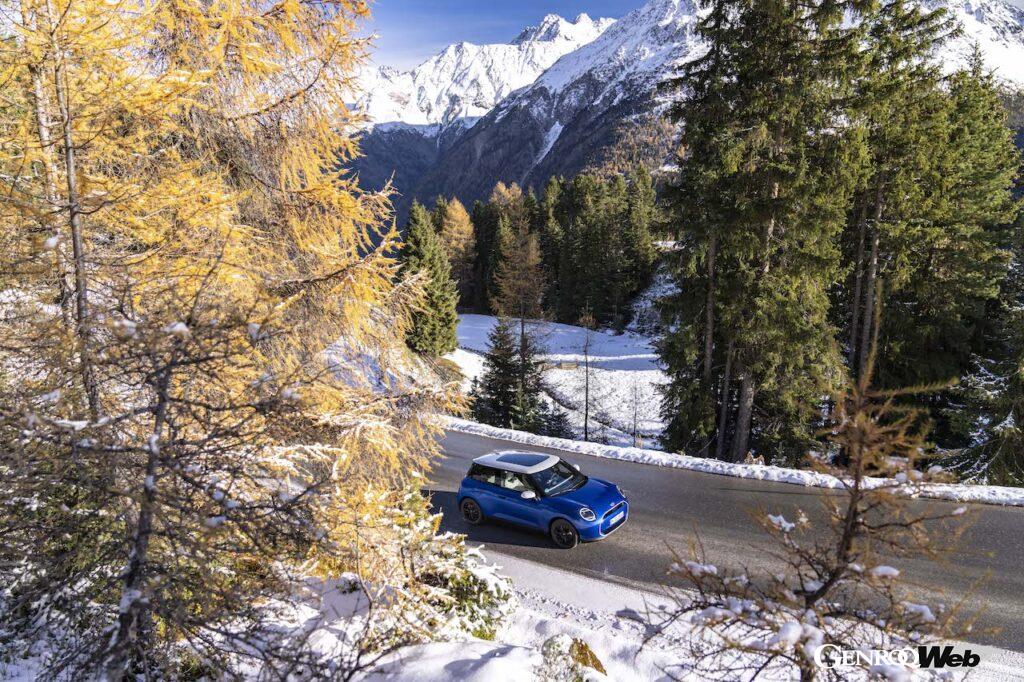 「フル電動「MINI クーパー SE」が雪上でも走行性能を発揮する理由は「フロア下のバッテリーが生む低重心」」の15枚目の画像