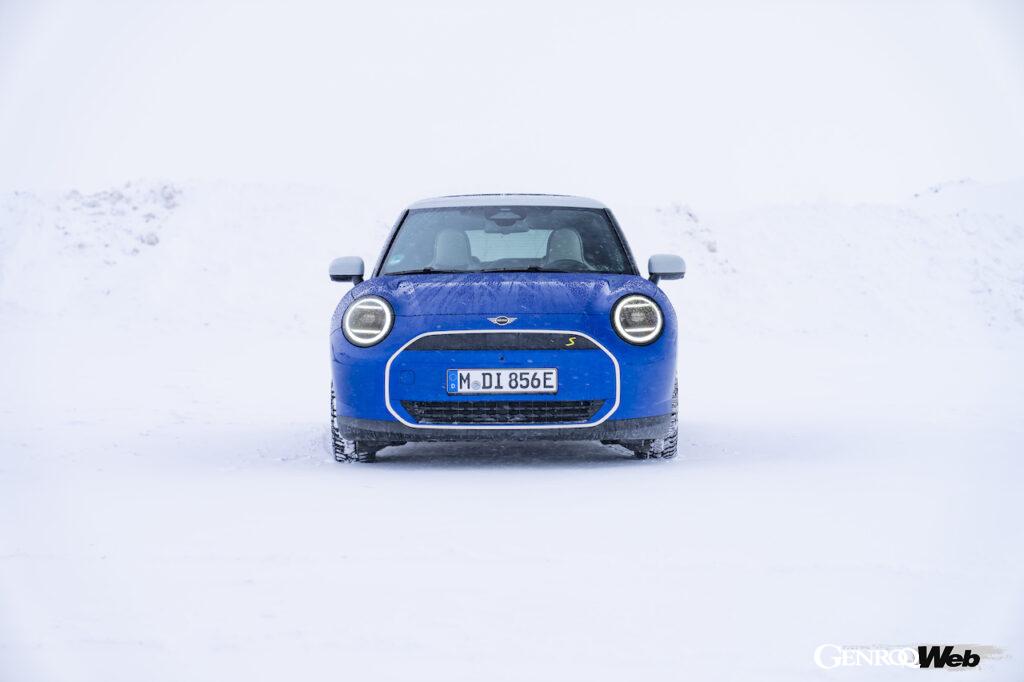 「フル電動「MINI クーパー SE」が雪上でも走行性能を発揮する理由は「フロア下のバッテリーが生む低重心」」の18枚目の画像