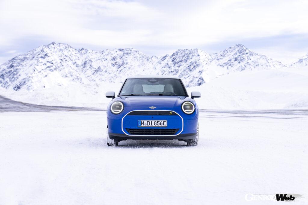 「フル電動「MINI クーパー SE」が雪上でも走行性能を発揮する理由は「フロア下のバッテリーが生む低重心」」の20枚目の画像