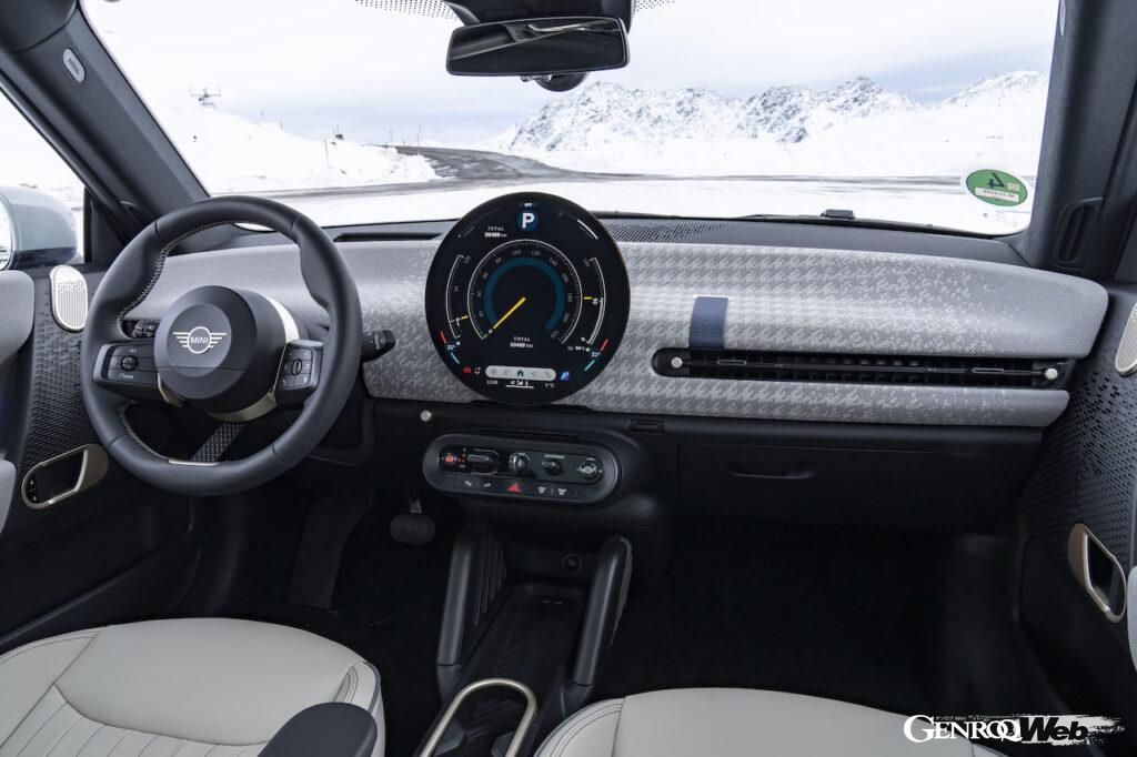 「フル電動「MINI クーパー SE」が雪上でも走行性能を発揮する理由は「フロア下のバッテリーが生む低重心」」の26枚目の画像