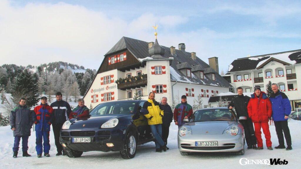 テスト規模の拡大や雪不足を受けて、ポルシェは冬季テストを北極圏に近いスウェーデンやフィンランドで実施。写真はシュロスホテル・ゼヴィルトで、2003年に撮影されたテストチームの面々。