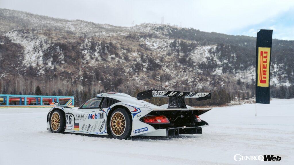 「アイスレースでル・マン24時間ウイナー「ポルシェ 911 GT1」が見事な雪上ドリフトを披露」の3枚目の画像