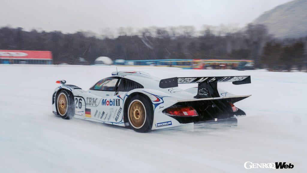 「アイスレースでル・マン24時間ウイナー「ポルシェ 911 GT1」が見事な雪上ドリフトを披露」の6枚目の画像