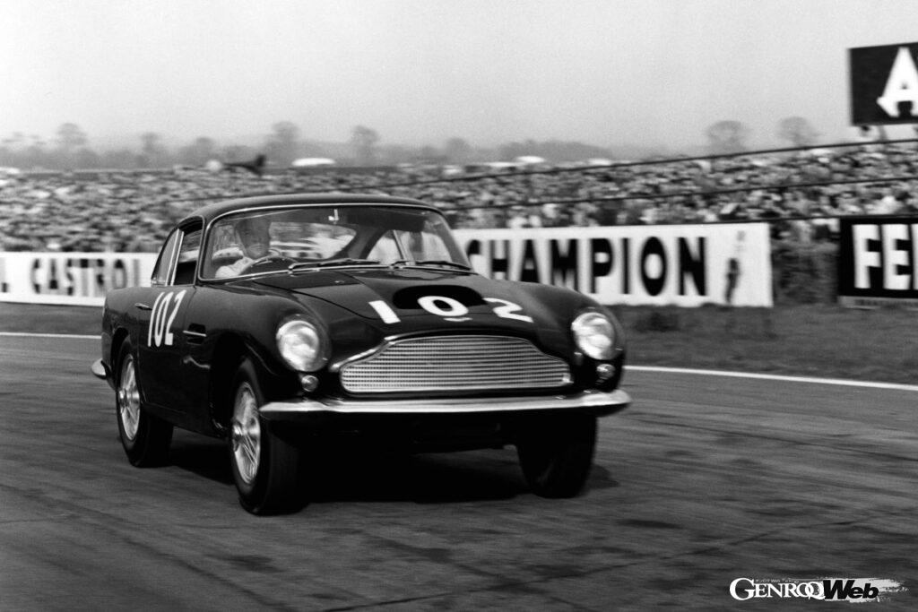 1960年4月、ウエストサセックス州グッドウッドで開催されたフォードウォーター・トロフィーで優勝を飾ったDB4GT。ドライバーはスターリング・モスだ。