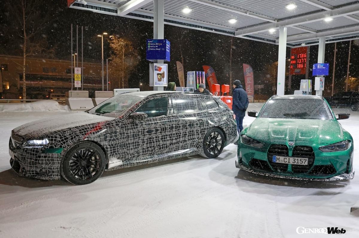 BMW の「M5セダン」、「M5ツーリング」および「M3 CSツーリング」の市販型プロトタイプをスウェーデン北部のガソリンスタンドで目撃。