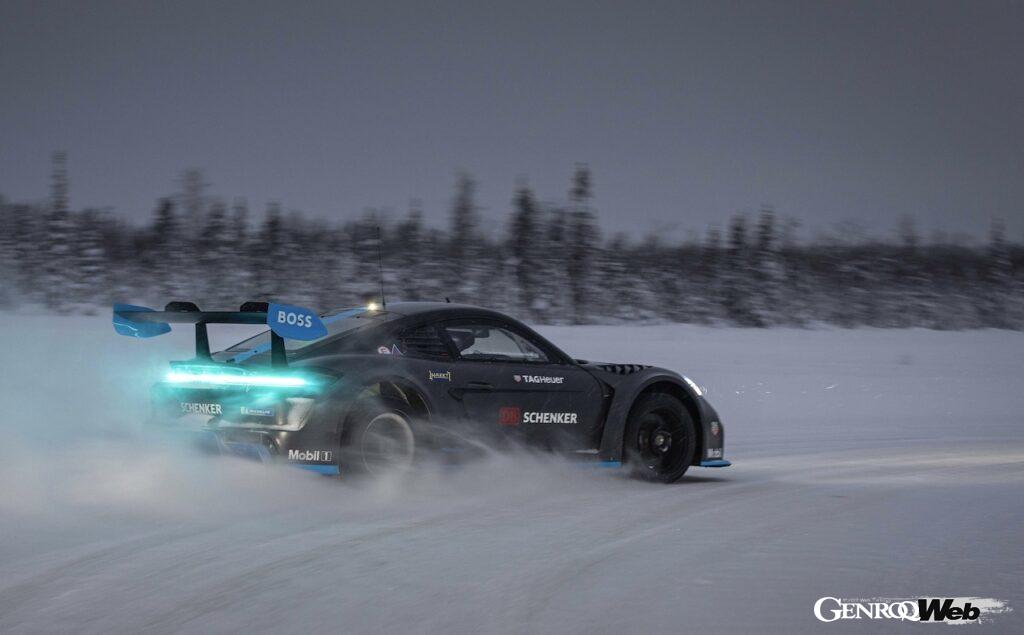 「フル電動レーシングポルシェ「GT4 eパフォーマンス」が北極圏でパフォーマンス発揮「新たにドリフト機能を追加」」の1枚目の画像