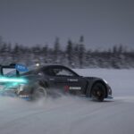 「フル電動レーシングポルシェ「GT4 eパフォーマンス」が北極圏でパフォーマンス発揮「新たにドリフト機能を追加」」の1枚目の画像ギャラリーへのリンク