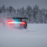 「フル電動レーシングポルシェ「GT4 eパフォーマンス」が北極圏でパフォーマンス発揮「新たにドリフト機能を追加」」の6枚目の画像ギャラリーへのリンク