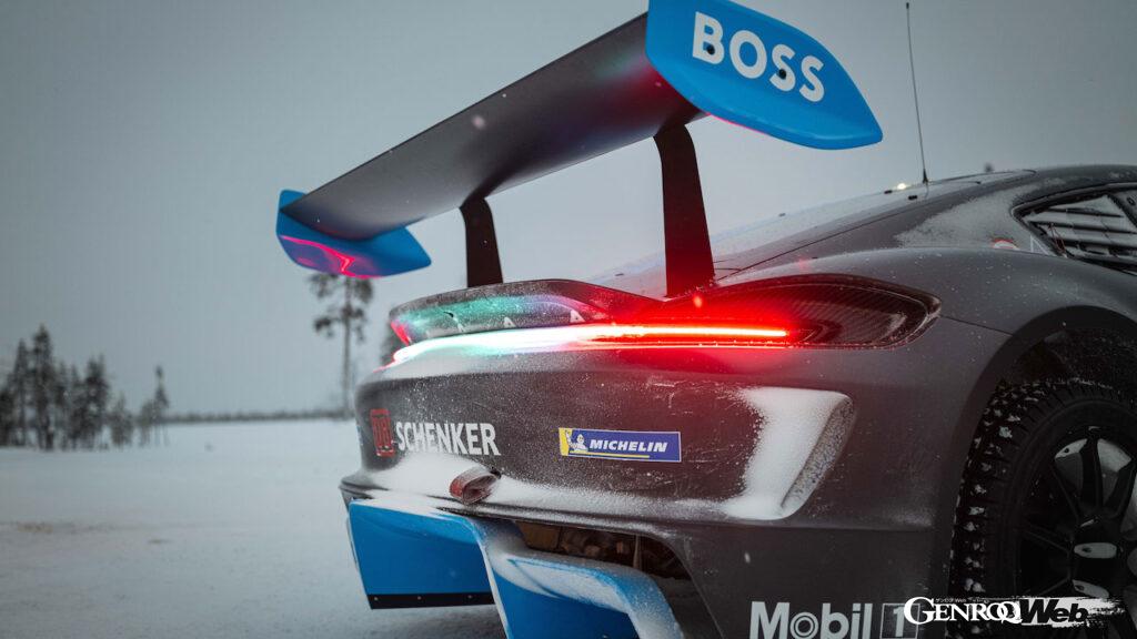 「フル電動レーシングポルシェ「GT4 eパフォーマンス」が北極圏でパフォーマンス発揮「新たにドリフト機能を追加」」の10枚目の画像