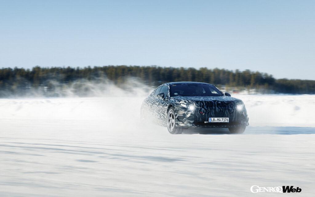 厳重にカモフラージュが施された状態で、スウェーデンにおける寒冷地テストを行った「AMG.EA」。